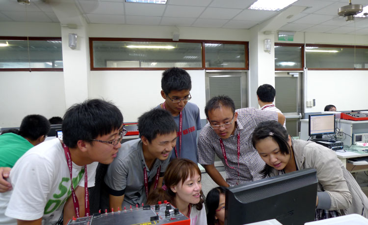 IQQTV
学生与逢甲大学学生探讨手动实验