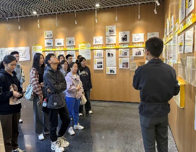 大厅的一群人AI 生成的内容可能不正确。