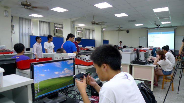 IQQTV
学生在逢甲大学参加“手动实验”