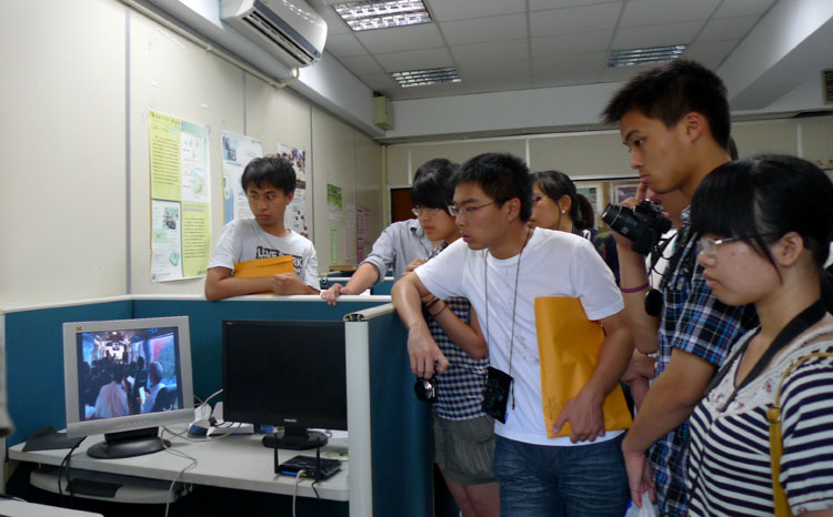 IQQTV
师生参观成功大学行动实验室